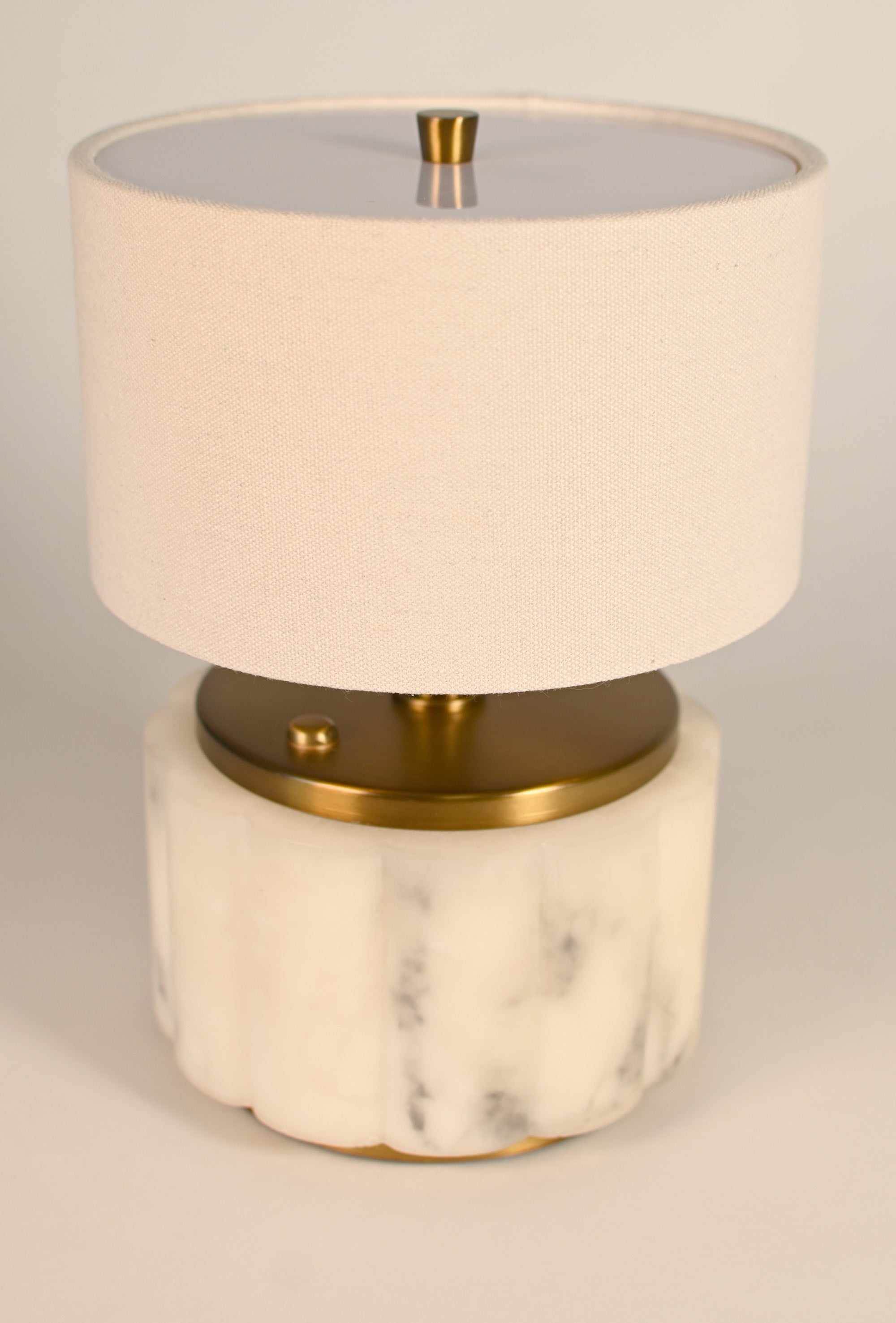 alabaster mini lamp that is battery operated for hospitality lighting dining tables